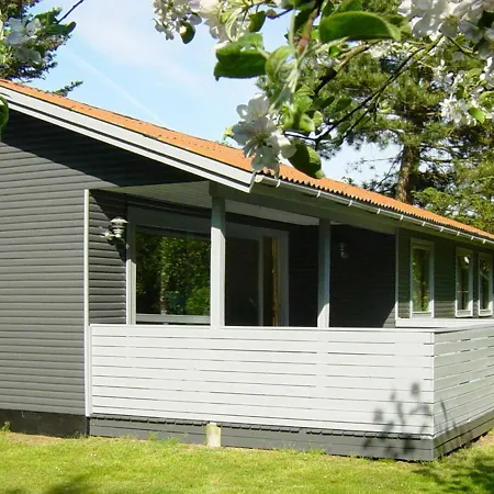 Three-bedroom Holiday In 1 *